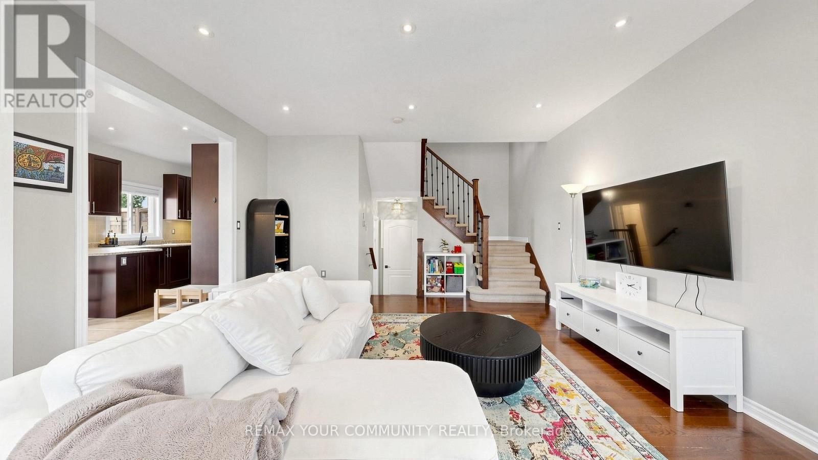51 Shuttleworth Drive, Clarington, ON - Indoor Photo Showing Living Room