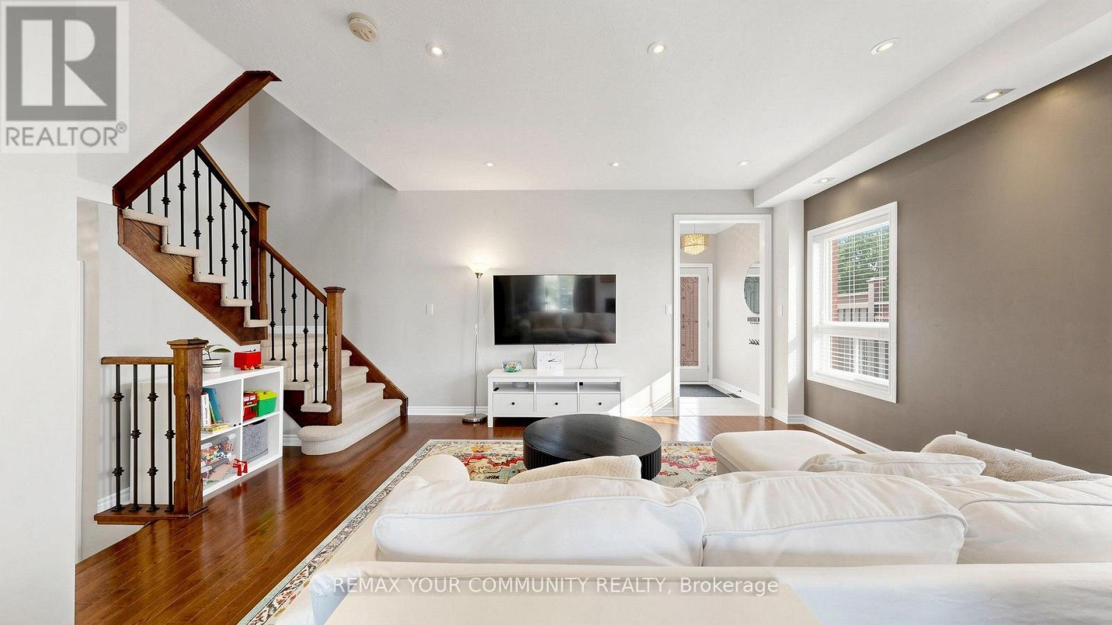 51 Shuttleworth Drive, Clarington, ON - Indoor Photo Showing Living Room