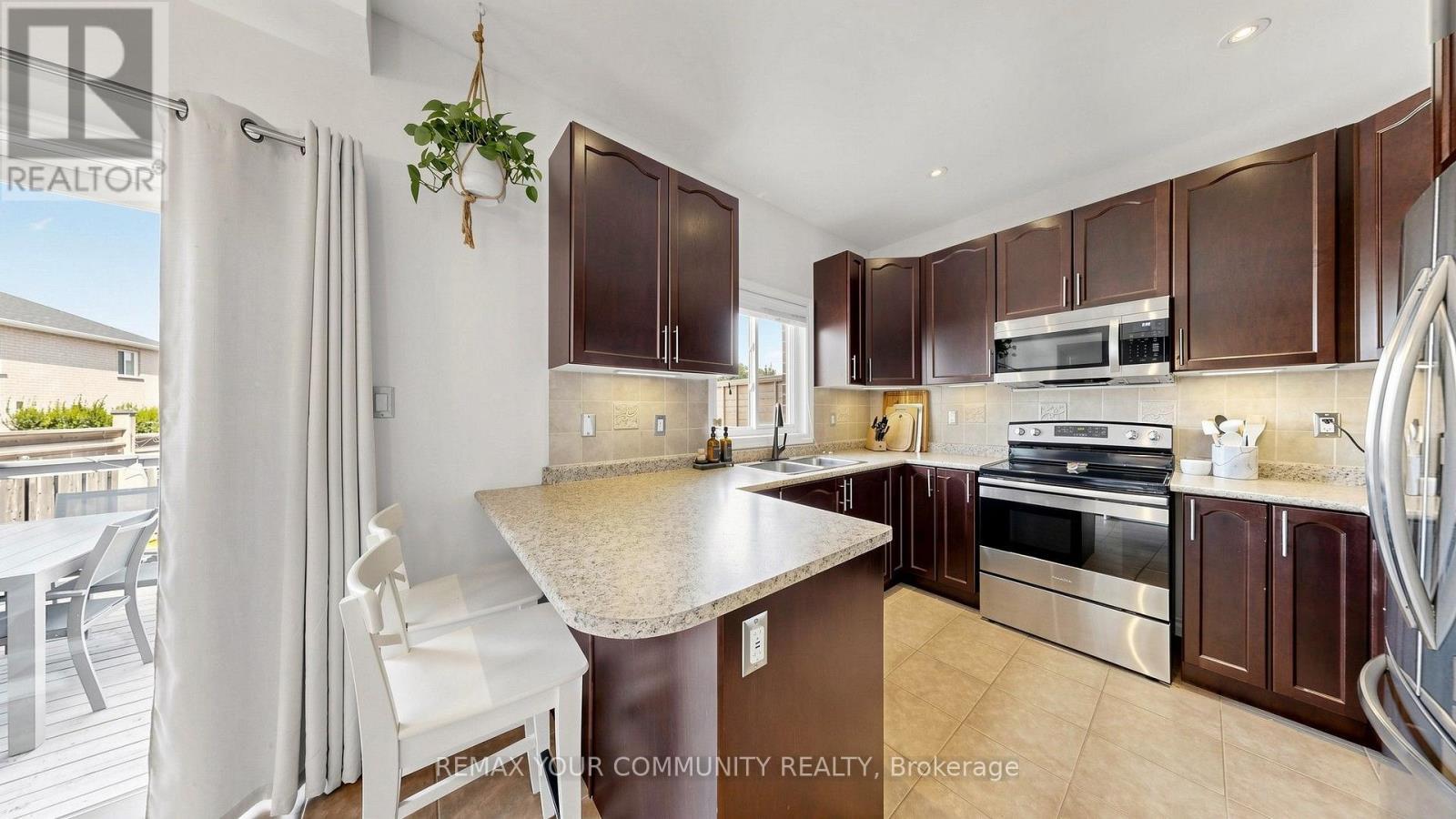 51 Shuttleworth Drive, Clarington, ON - Indoor Photo Showing Kitchen With Double Sink