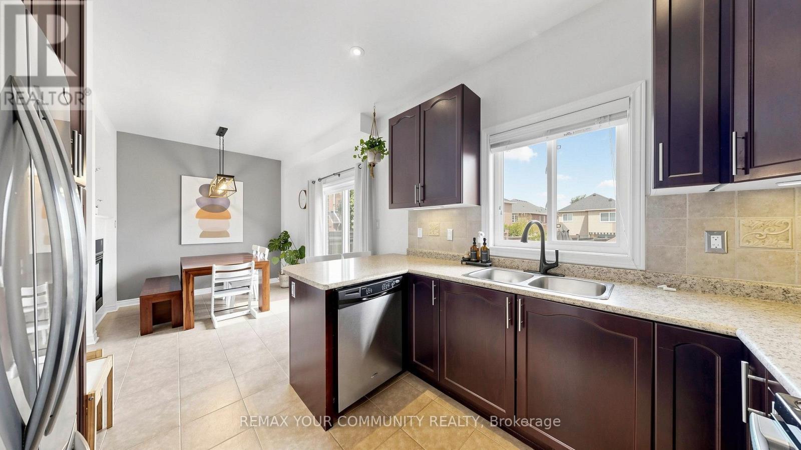 51 Shuttleworth Drive, Clarington, ON - Indoor Photo Showing Kitchen With Double Sink With Upgraded Kitchen