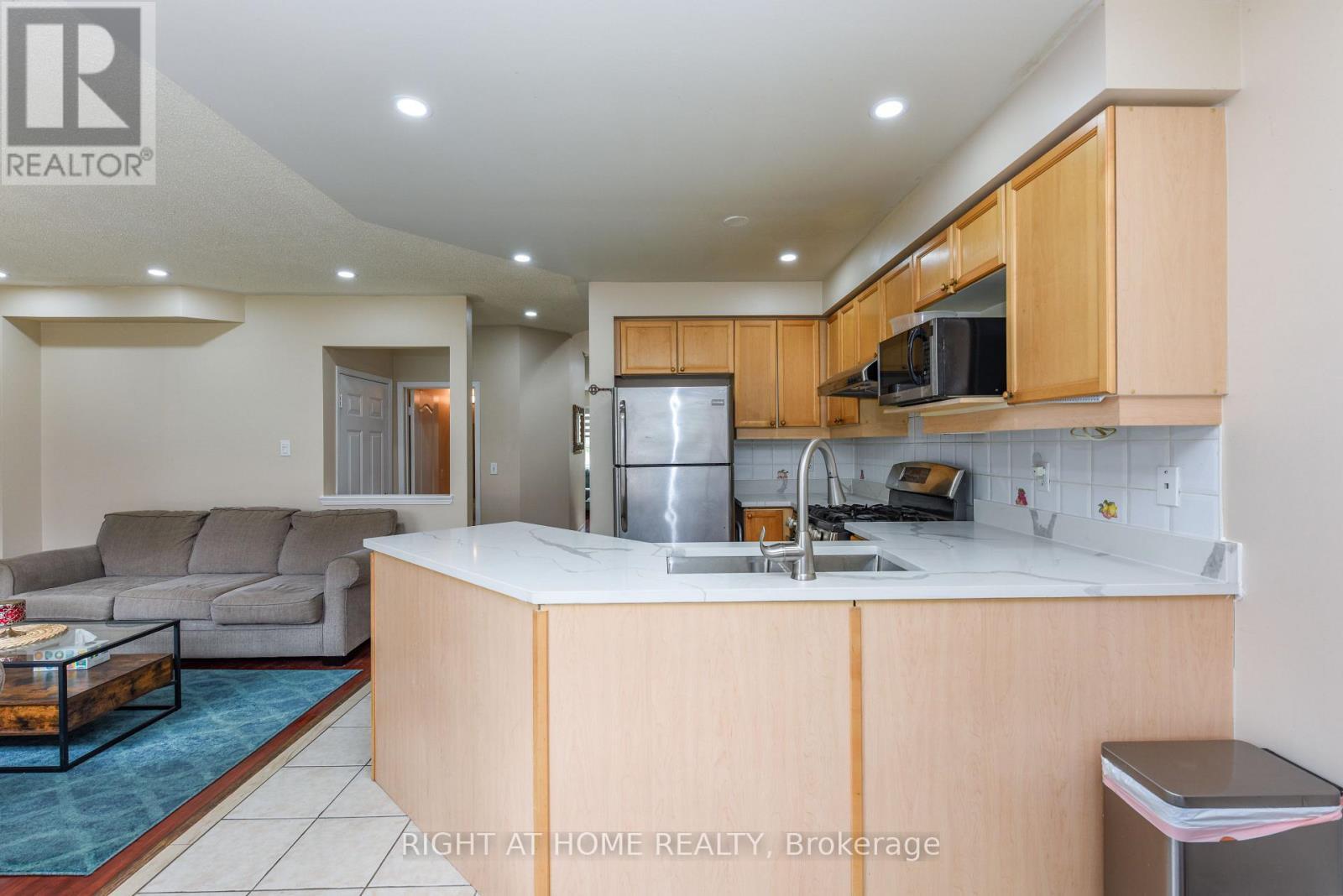 5986 Long Valley Road, Mississauga, ON - Indoor Photo Showing Kitchen With Double Sink