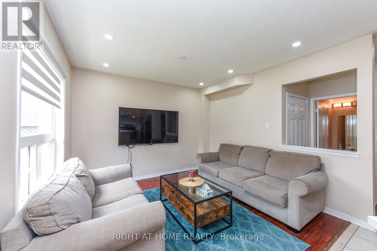 5986 Long Valley Road, Mississauga, ON - Indoor Photo Showing Living Room