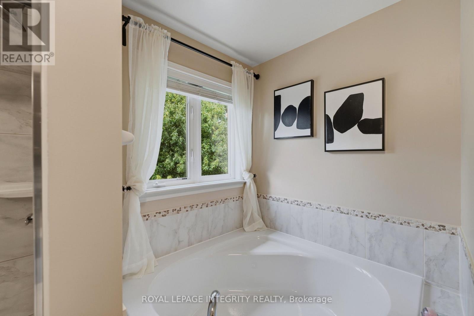 355 Celtic Ridge Crescent, Ottawa, ON - Indoor Photo Showing Other Room