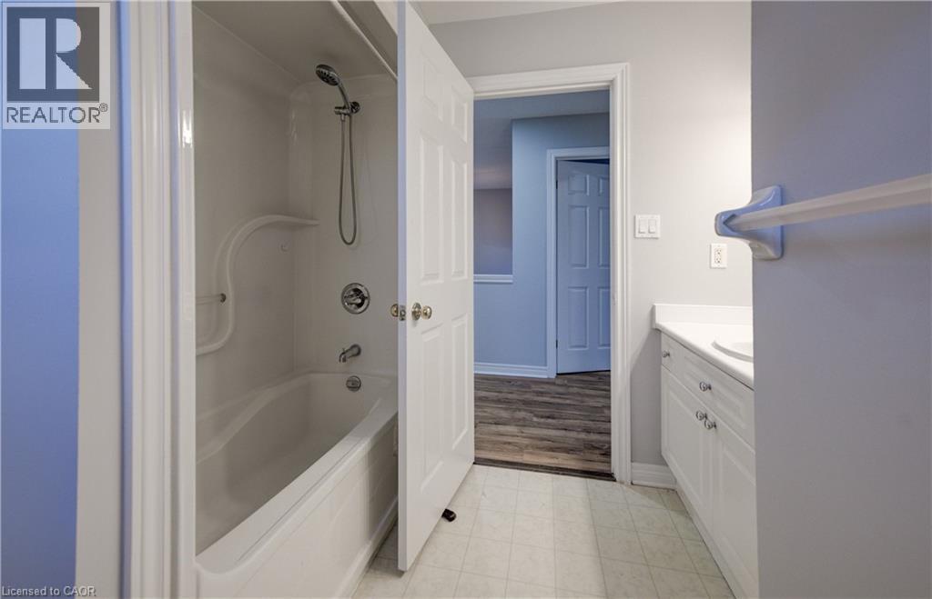 737 North Leaksdale Circle, London, ON - Indoor Photo Showing Bathroom