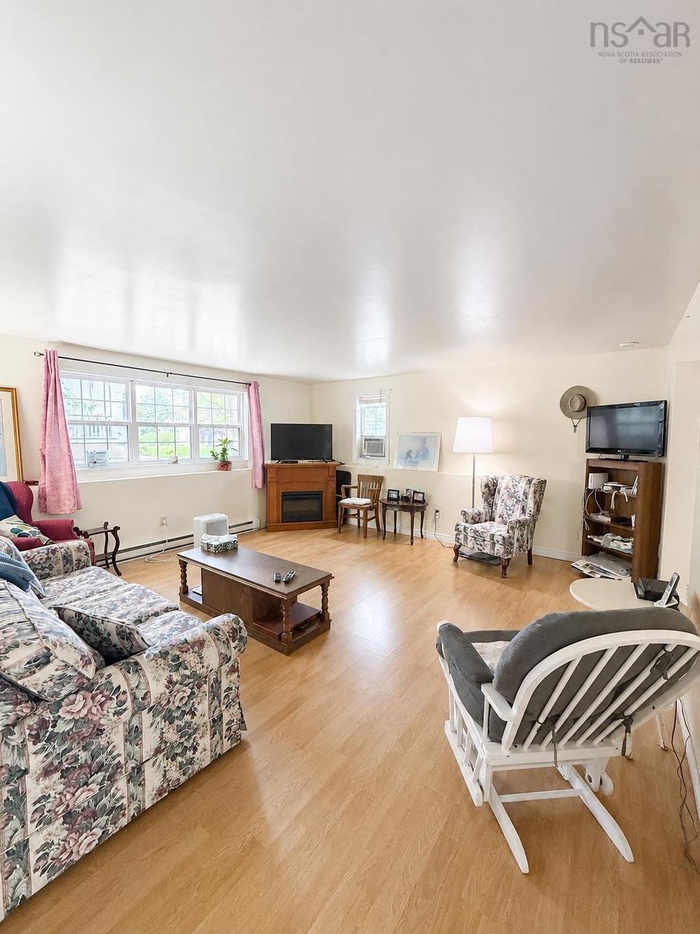 105 Park Street, Truro, NS - Indoor Photo Showing Living Room