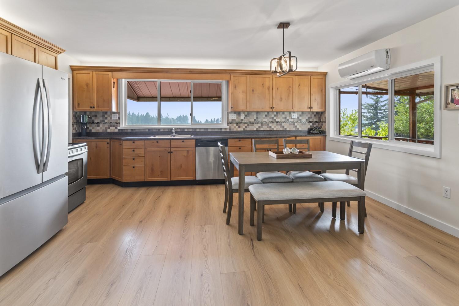 1889 7Th Street, Lister, BC - Indoor