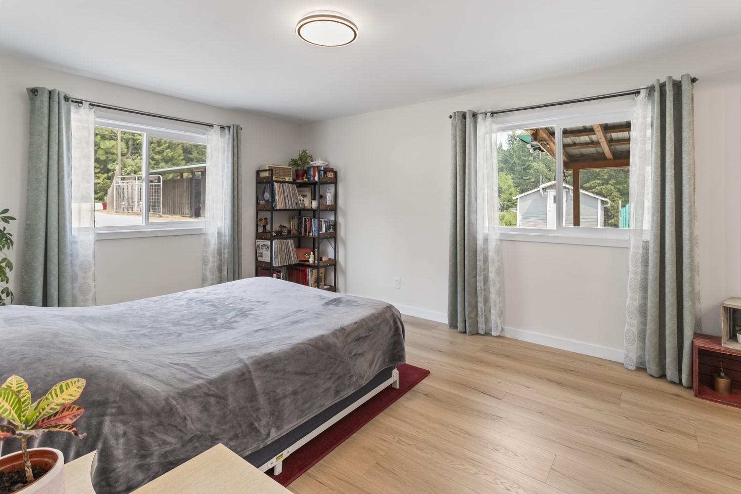 1889 7Th Street, Lister, BC - Indoor Photo Showing Bedroom