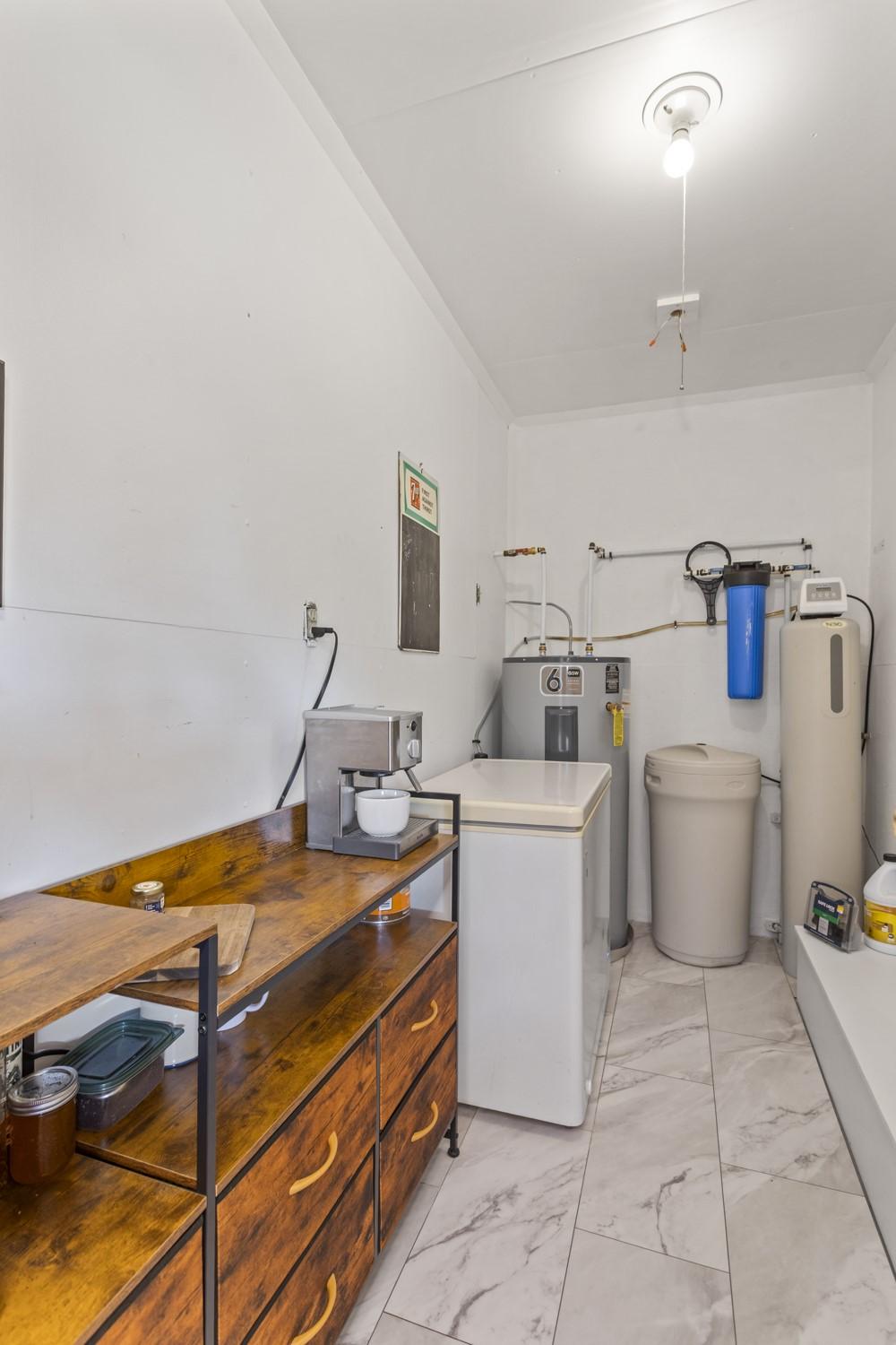 1889 7Th Street, Lister, BC - Indoor Photo Showing Laundry Room