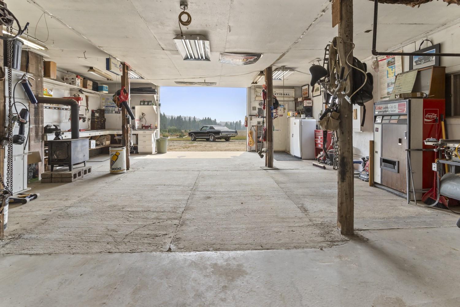 1889 7Th Street, Lister, BC - Indoor Photo Showing Garage