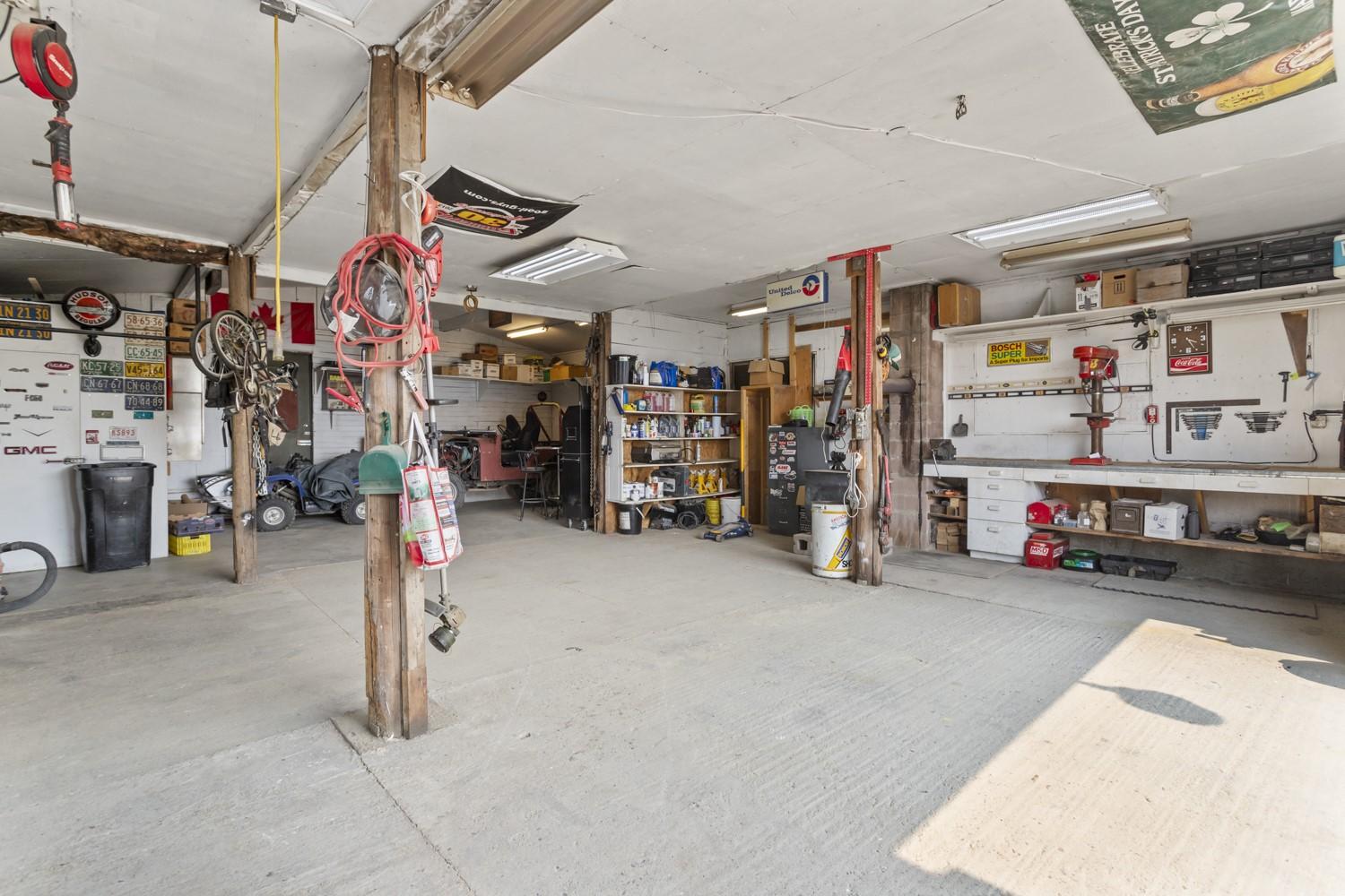 1889 7Th Street, Lister, BC - Indoor Photo Showing Garage