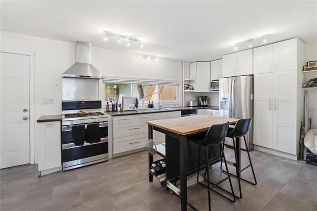 487 Bowman Ave, Winnipeg, MB - Indoor Photo Showing Kitchen With Stainless Steel Kitchen
