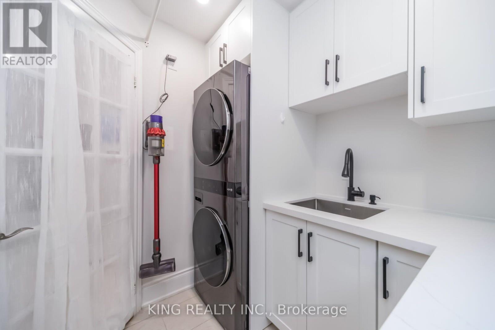 1427 Grossi Street, Mississauga, ON - Indoor Photo Showing Laundry Room