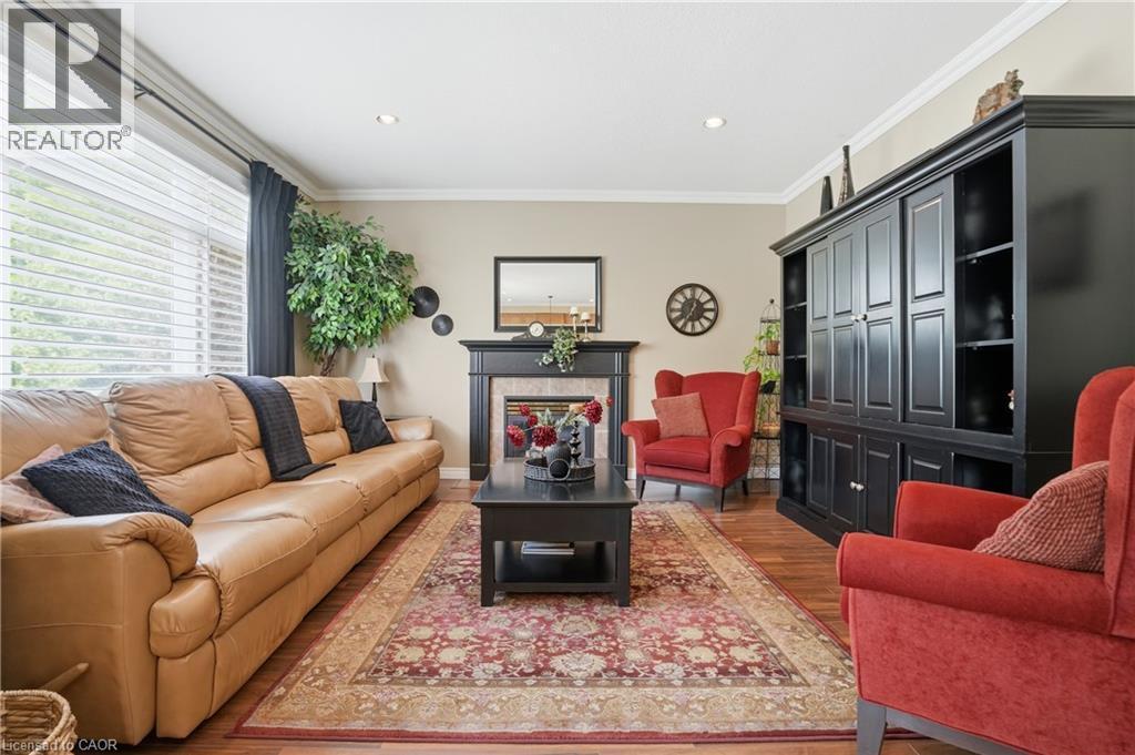 26 Shadetree Crescent, Stoney Creek, ON - Indoor Photo Showing Living Room
