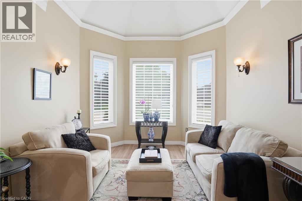 26 Shadetree Crescent, Stoney Creek, ON - Indoor Photo Showing Living Room