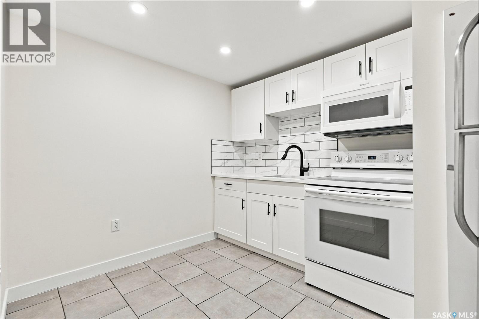 69 Rita Crescent, Saskatoon, SK - Indoor Photo Showing Kitchen