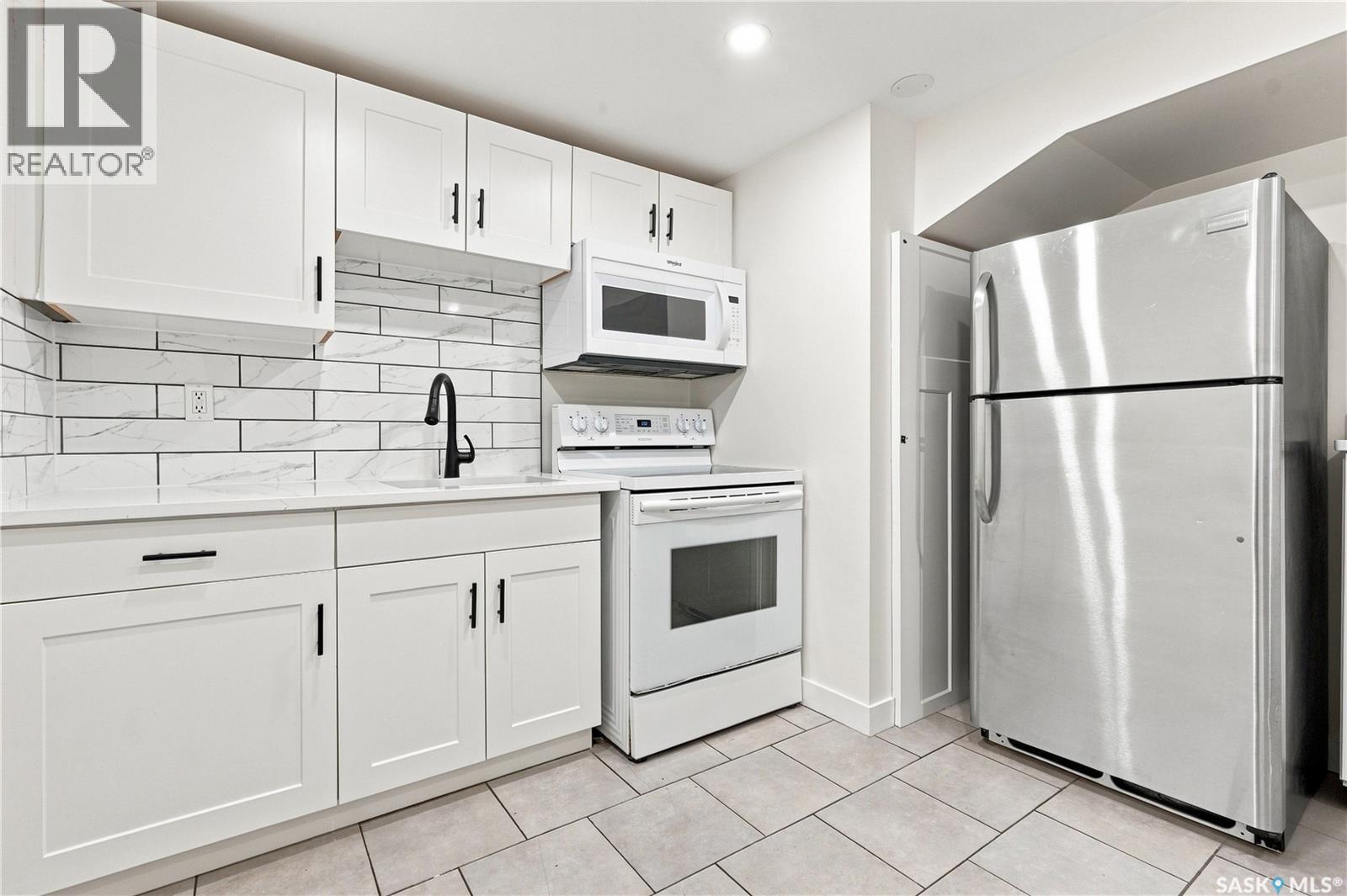 69 Rita Crescent, Saskatoon, SK - Indoor Photo Showing Kitchen