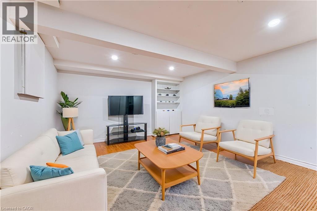 98 Monteagle Crescent, Kitchener, ON - Indoor Photo Showing Living Room