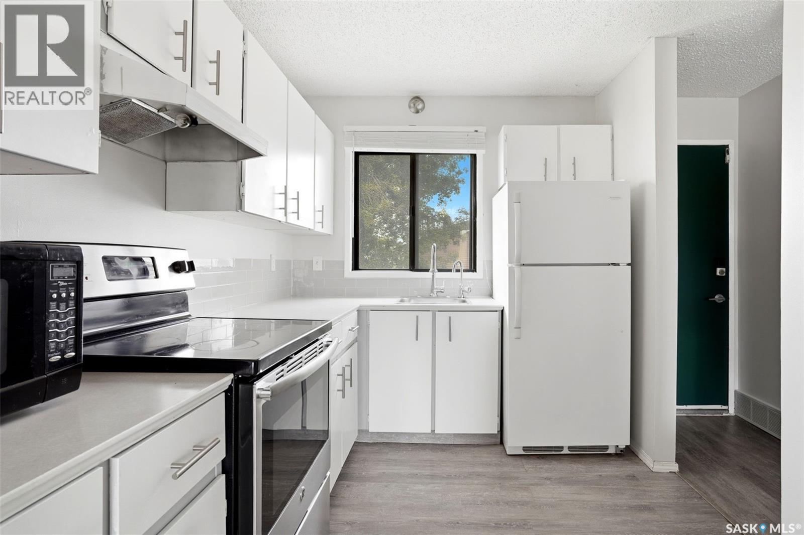6419 Rochdale Boulevard, Regina, SK - Indoor Photo Showing Kitchen