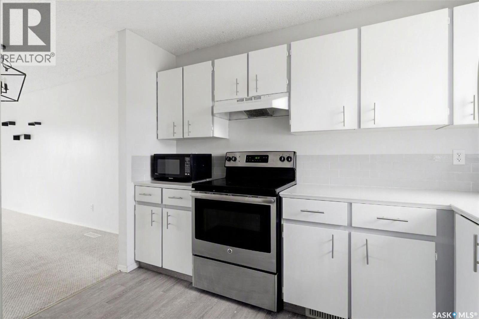 6419 Rochdale Boulevard, Regina, SK - Indoor Photo Showing Kitchen
