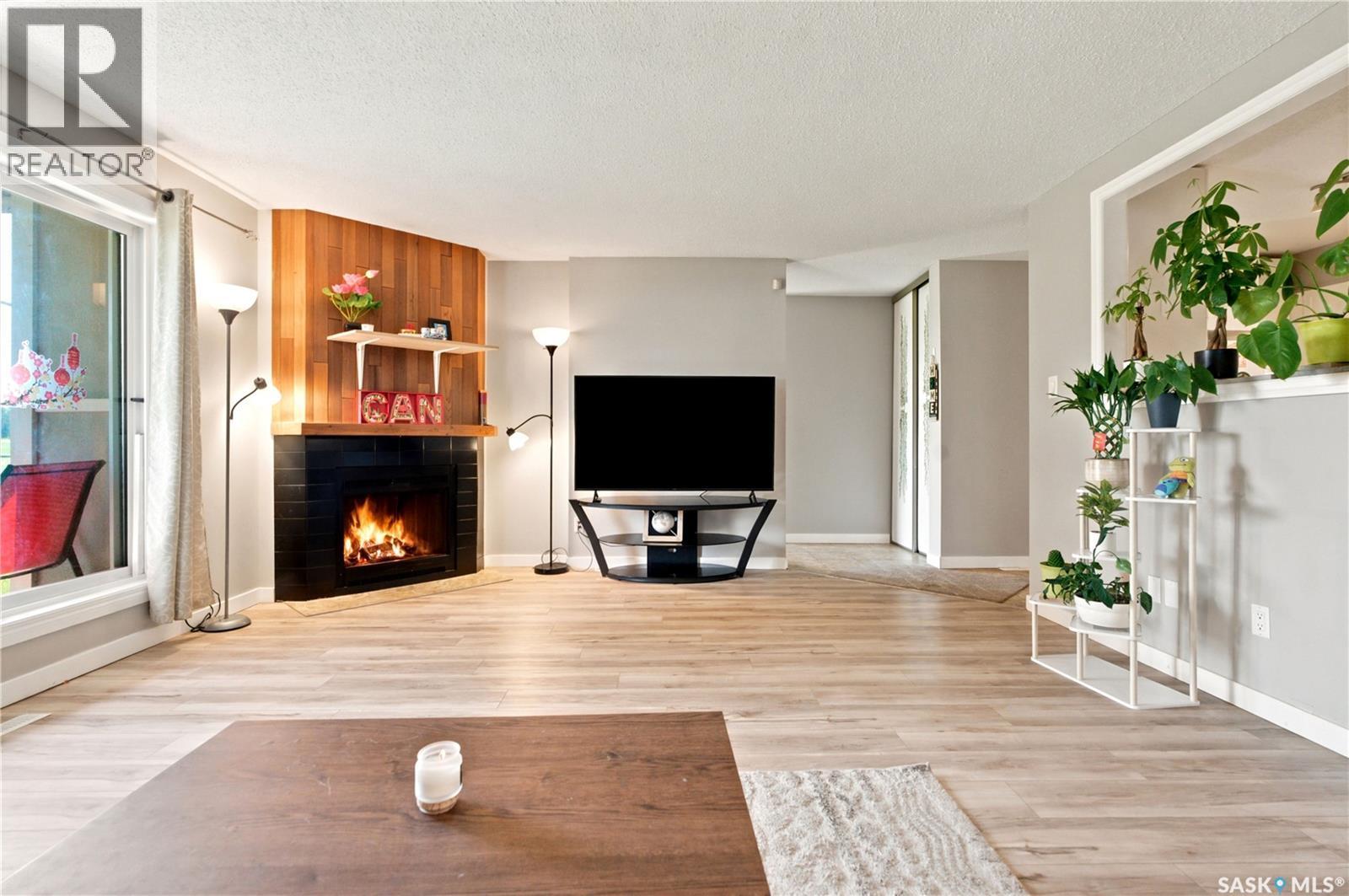 416 425 115Th Street E, Saskatoon, SK - Indoor Photo Showing Living Room With Fireplace