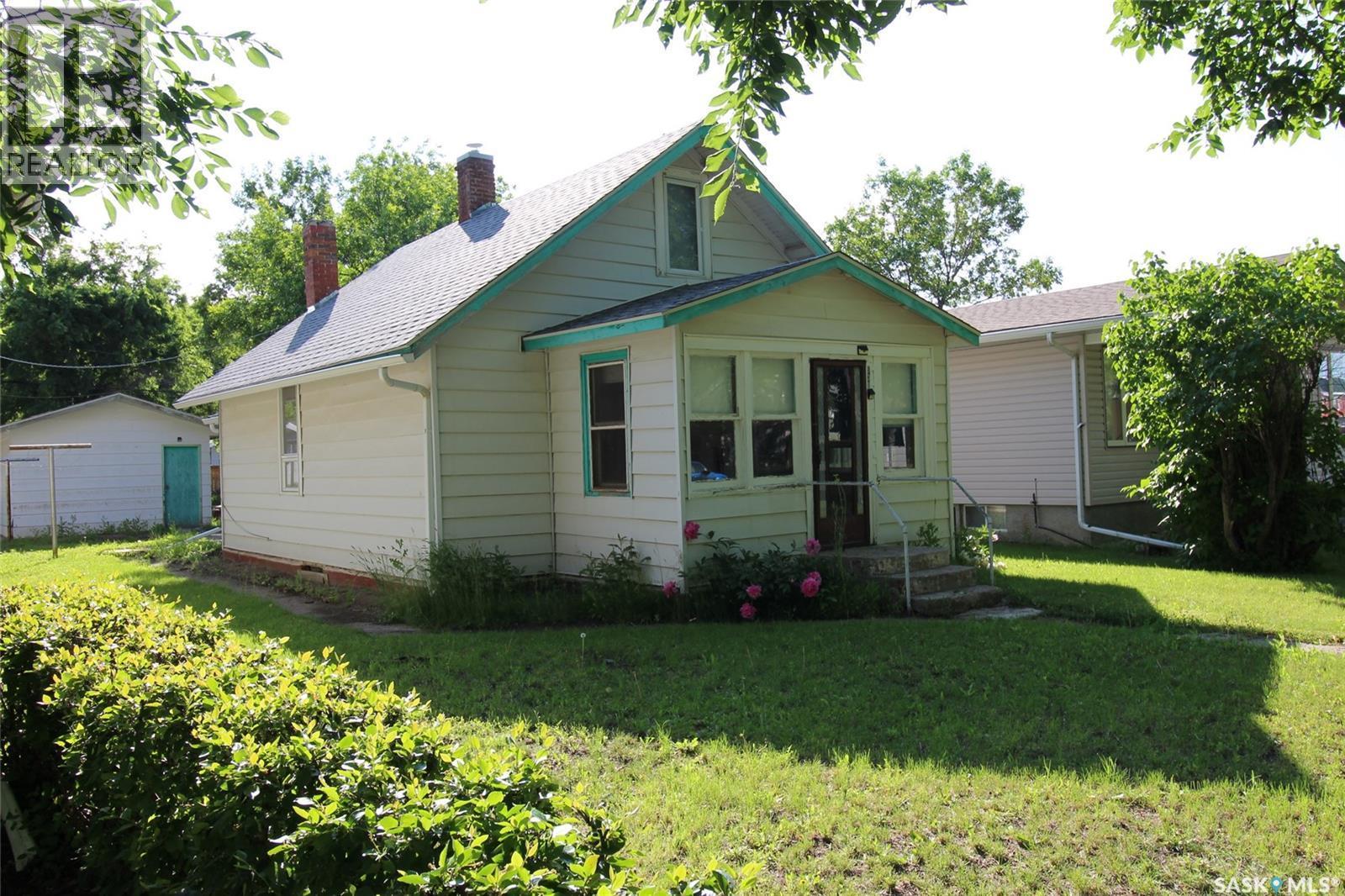 538 Centre Street, Shaunavon, SK - Outdoor
