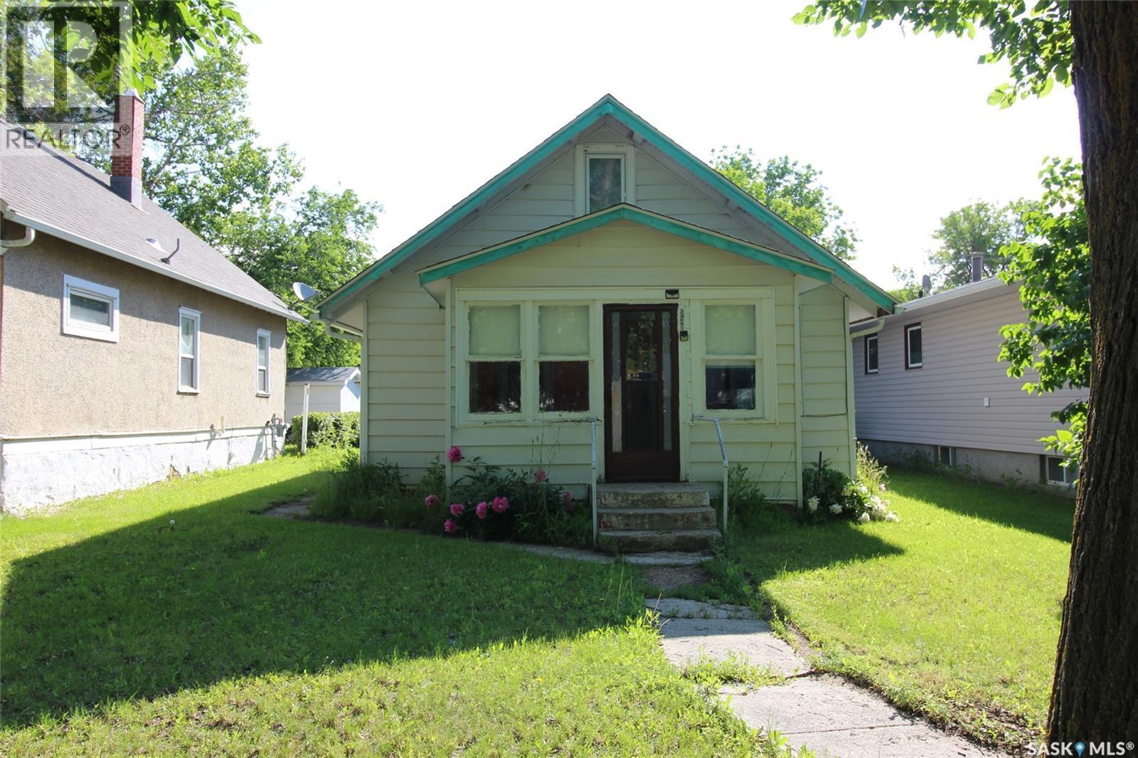 538 Centre Street, Shaunavon, SK - Outdoor