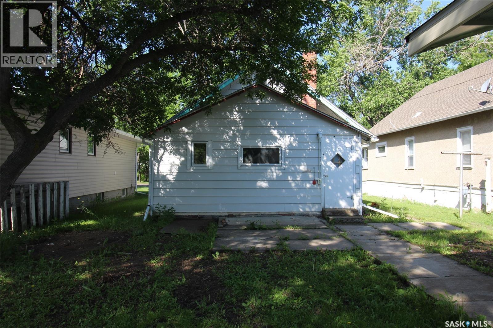 538 Centre Street, Shaunavon, SK - Outdoor