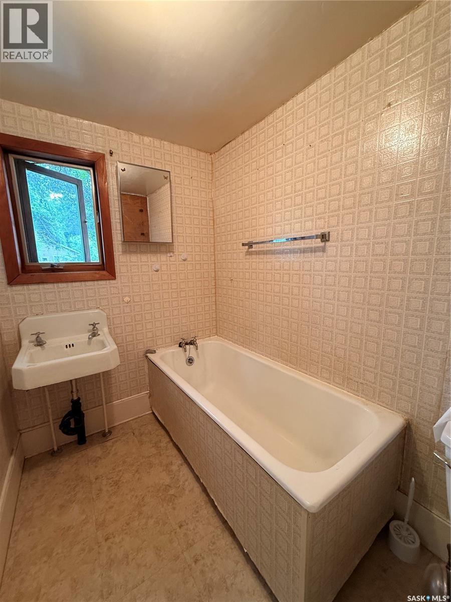 538 Centre Street, Shaunavon, SK - Indoor Photo Showing Bathroom