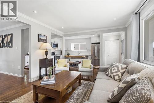 398 East 38Th Street, Hamilton, ON - Indoor Photo Showing Living Room