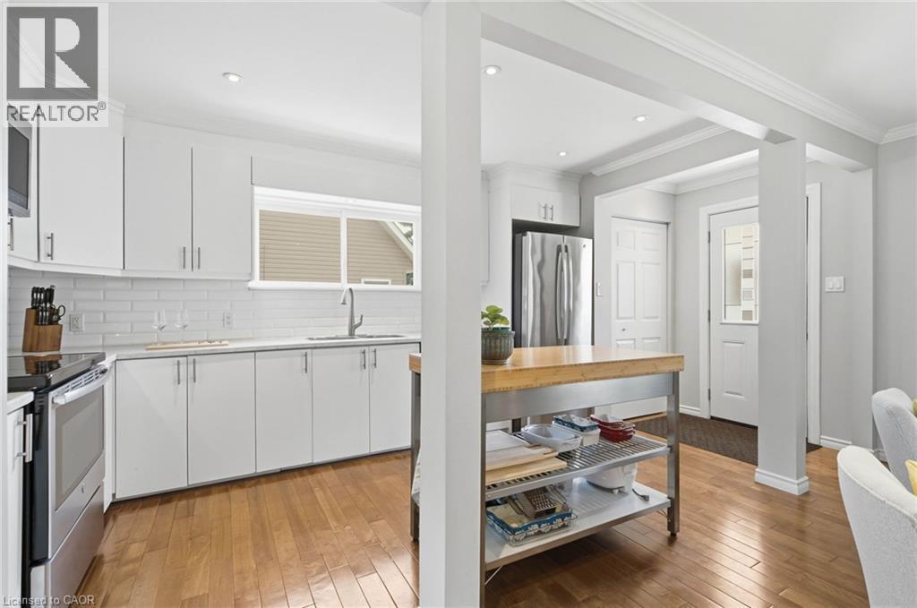 398 East 38Th Street, Hamilton, ON - Indoor Photo Showing Kitchen
