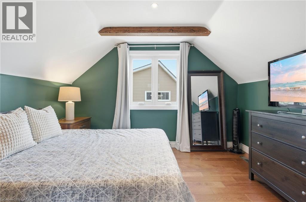 398 East 38Th Street, Hamilton, ON - Indoor Photo Showing Bedroom