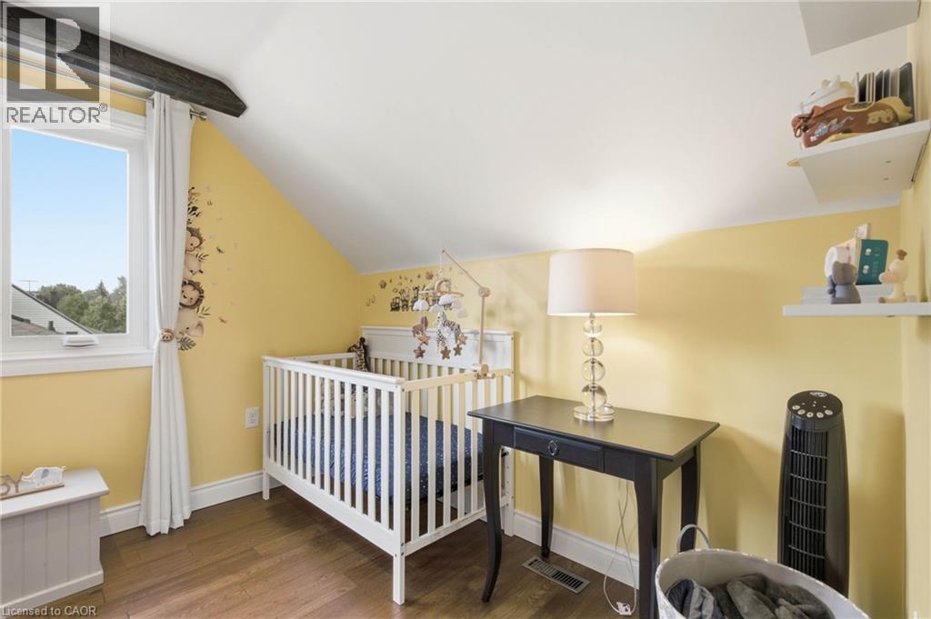 398 East 38Th Street, Hamilton, ON - Indoor Photo Showing Bedroom