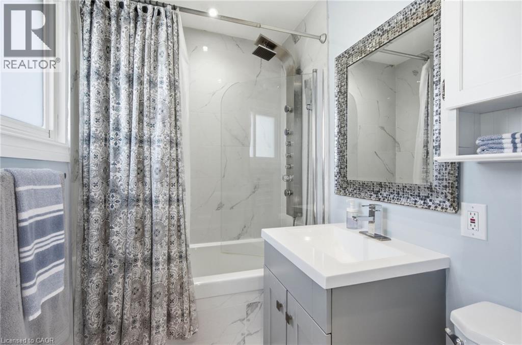 398 East 38Th Street, Hamilton, ON - Indoor Photo Showing Bathroom
