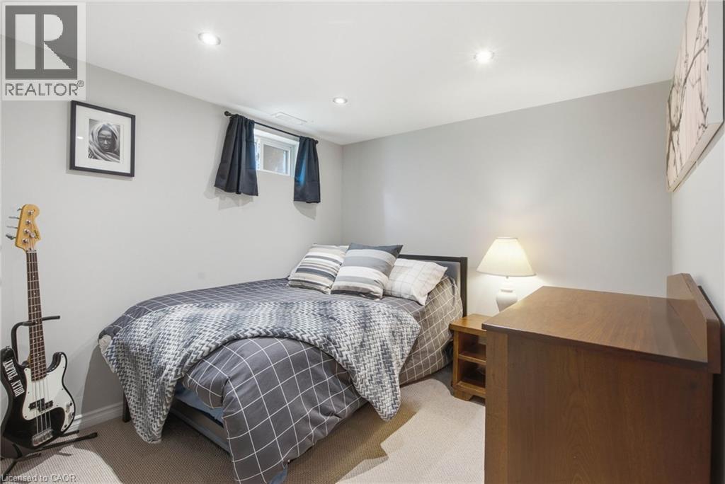 398 East 38Th Street, Hamilton, ON - Indoor Photo Showing Bedroom