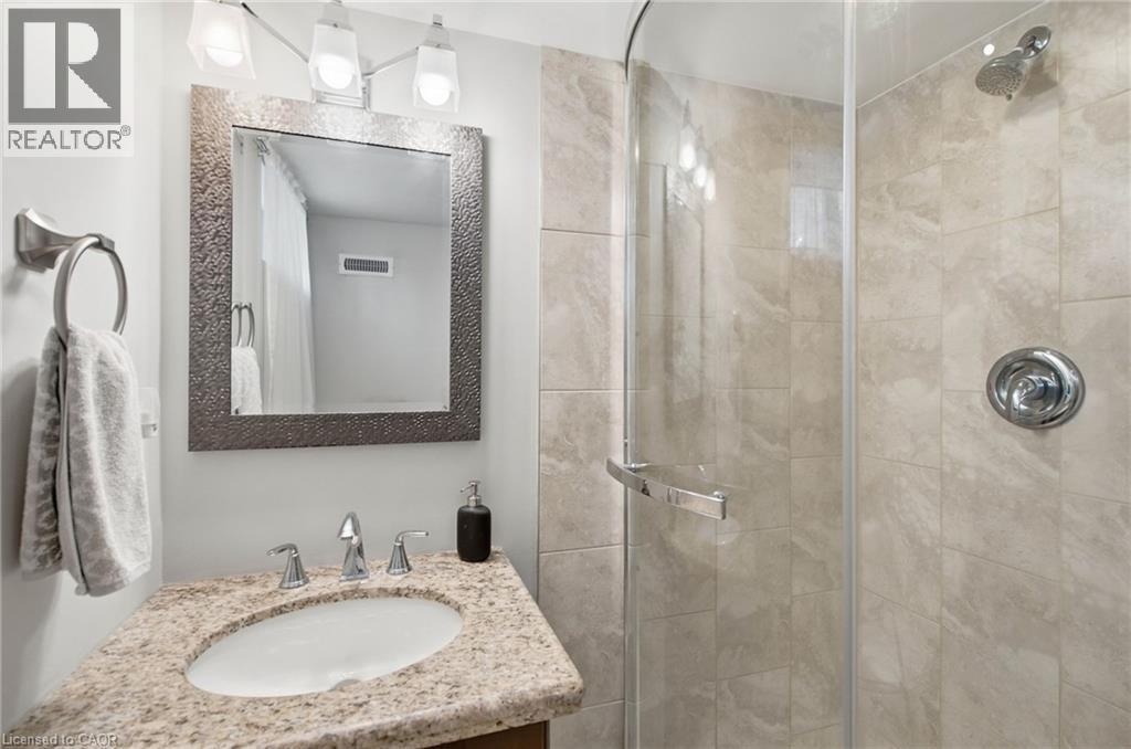 398 East 38Th Street, Hamilton, ON - Indoor Photo Showing Bathroom