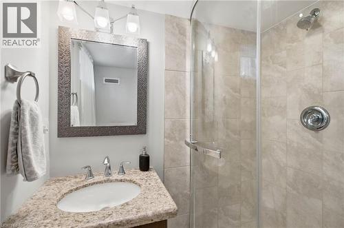 398 East 38Th Street, Hamilton, ON - Indoor Photo Showing Bathroom