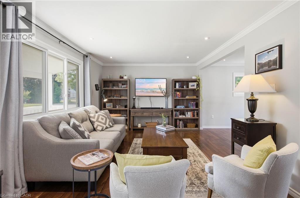 398 East 38Th Street, Hamilton, ON - Indoor Photo Showing Living Room