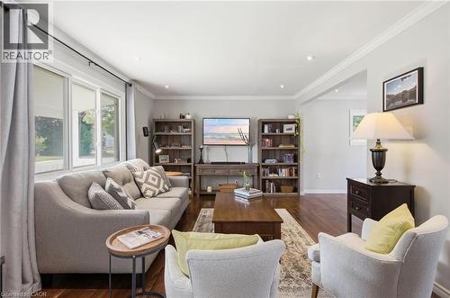 398 East 38Th Street, Hamilton, ON - Indoor Photo Showing Living Room