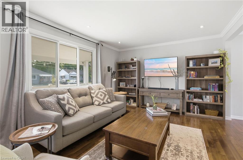 398 East 38Th Street, Hamilton, ON - Indoor Photo Showing Living Room