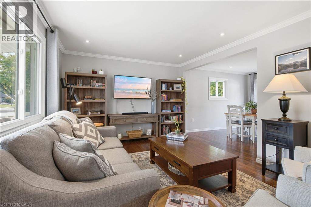 398 East 38Th Street, Hamilton, ON - Indoor Photo Showing Living Room