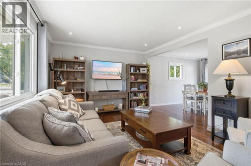 398 East 38Th Street, Hamilton, ON - Indoor Photo Showing Living Room