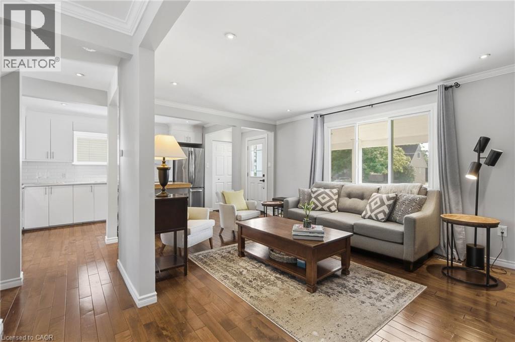 398 East 38Th Street, Hamilton, ON - Indoor Photo Showing Living Room