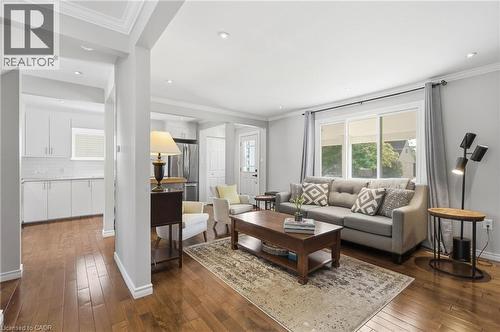398 East 38Th Street, Hamilton, ON - Indoor Photo Showing Living Room