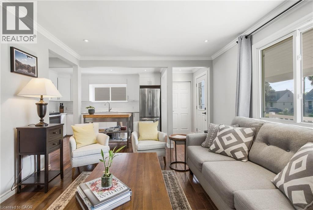 398 East 38Th Street, Hamilton, ON - Indoor Photo Showing Living Room