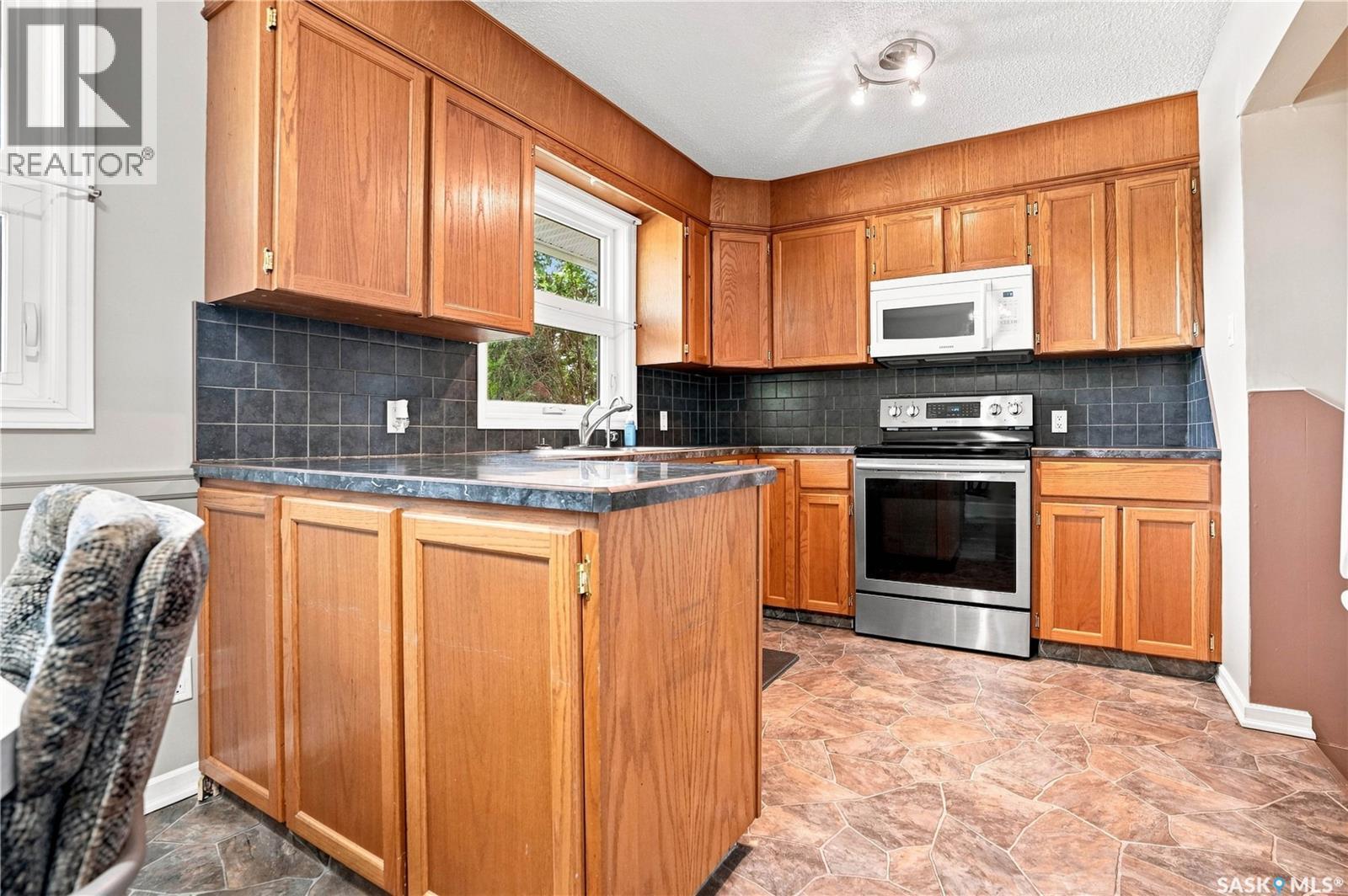 632 Grey Street, Regina, SK - Indoor Photo Showing Kitchen