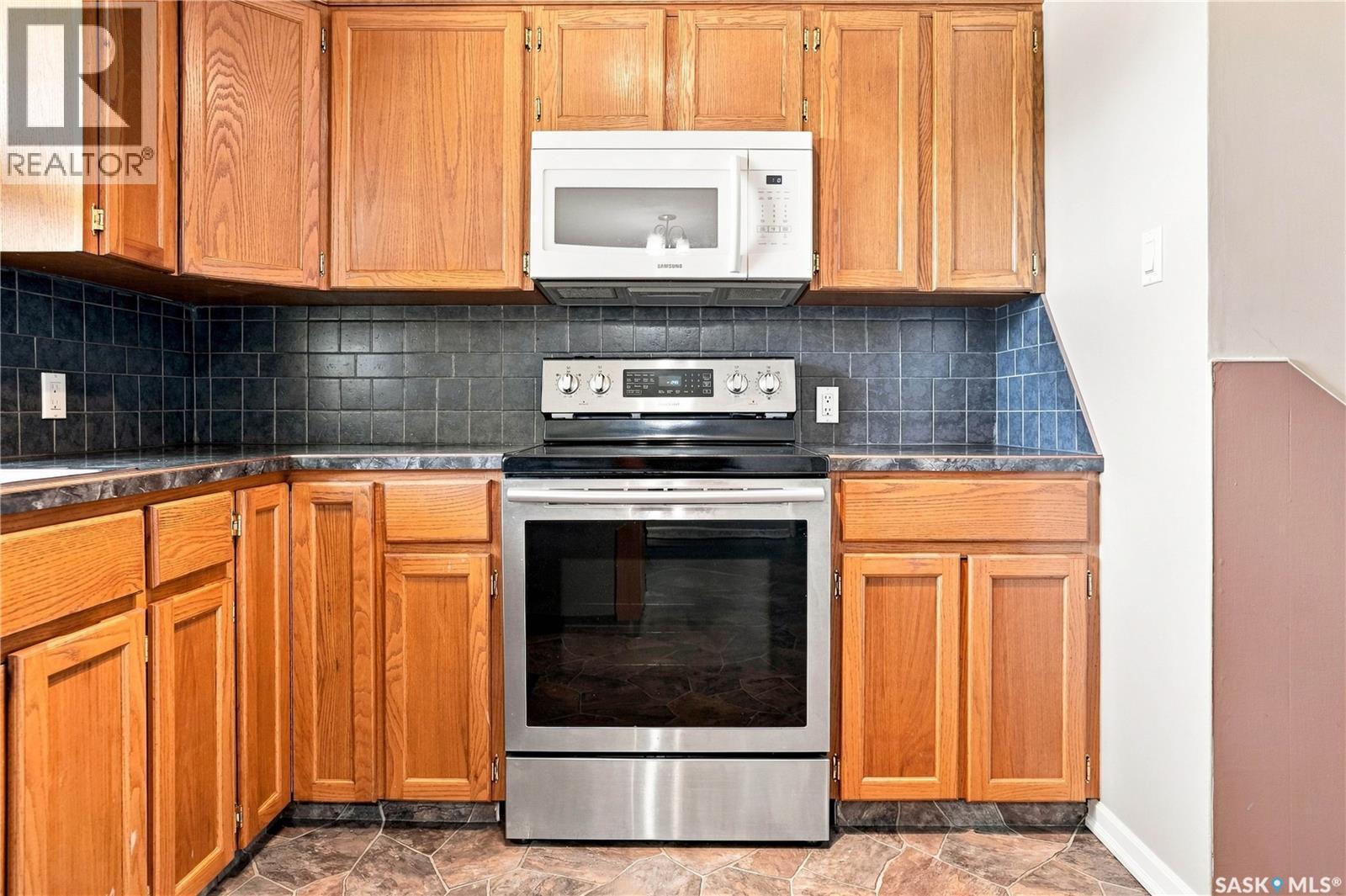 632 Grey Street, Regina, SK - Indoor Photo Showing Kitchen