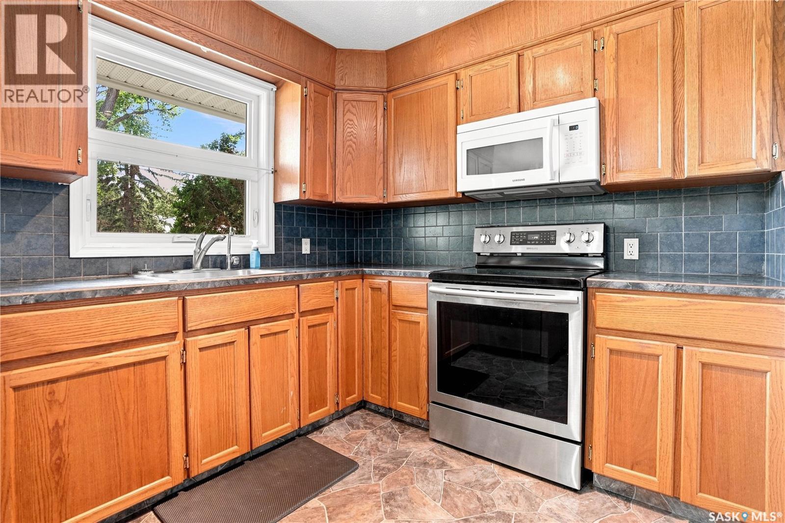 632 Grey Street, Regina, SK - Indoor Photo Showing Kitchen