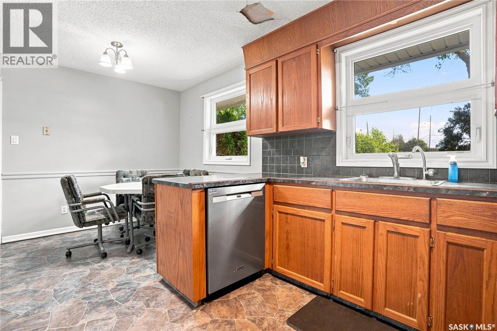 632 Grey Street, Regina, SK - Indoor Photo Showing Kitchen
