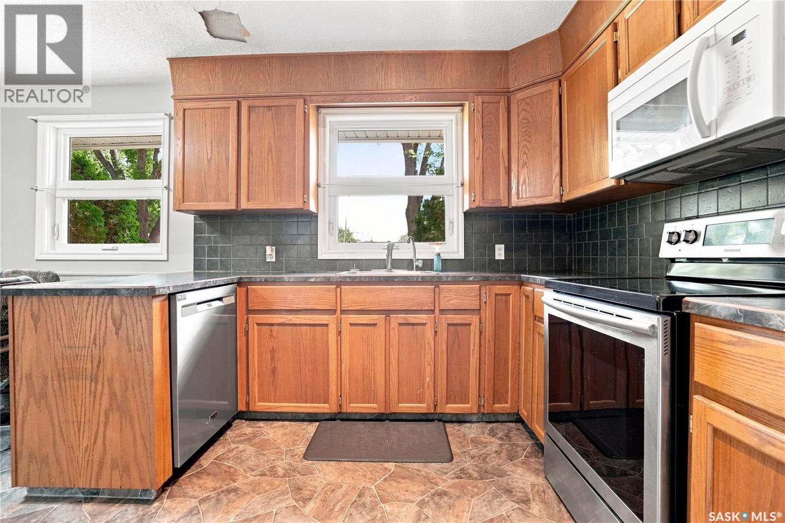 632 Grey Street, Regina, SK - Indoor Photo Showing Kitchen