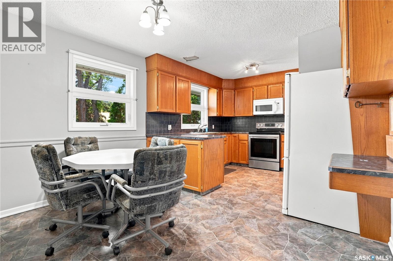 632 Grey Street, Regina, SK - Indoor Photo Showing Kitchen